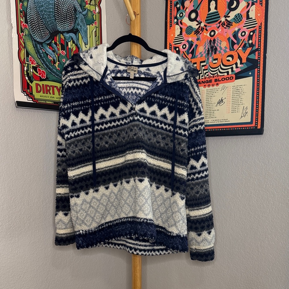 Como Vintage Navy and White V-Neck Sweater